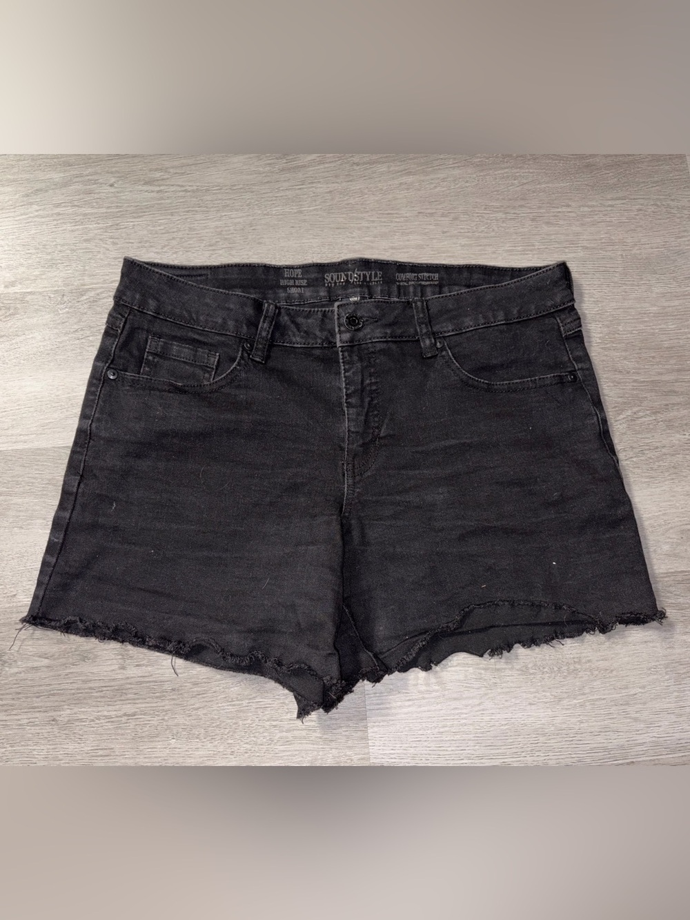 SoundStyle Women’s Black Frayed Hem Denim Shorts - Classic Casual